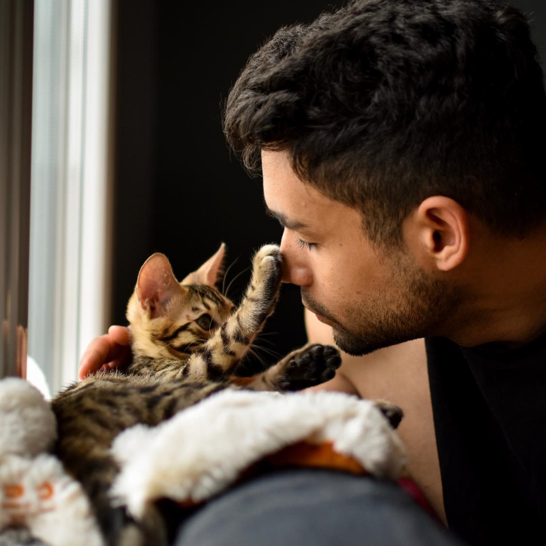 un homme et son chaton